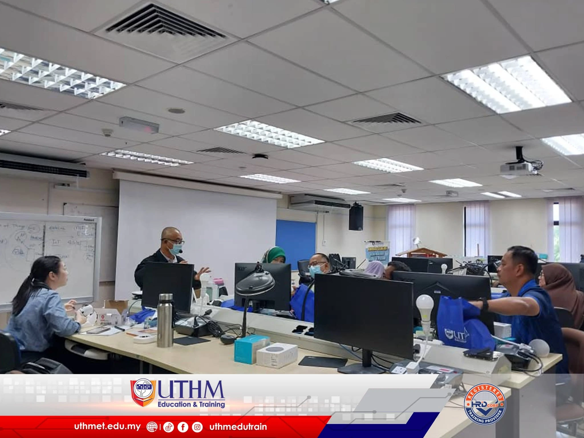 You are currently viewing 13 UTHM Staff Enhance Digital Skills Through Integrated Smart Home Course